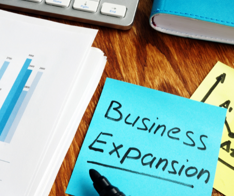 Équipe d’entreprise développant des stratégies d’expansion sur tableau blanc