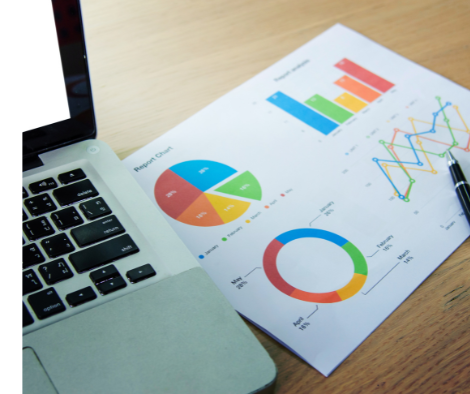 un bureau moderne avec un ordinateur affichant des statistiques