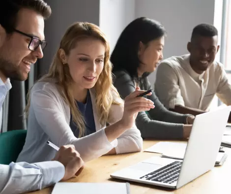 Coach entrepreneurial accompagnant un freelance en séance
