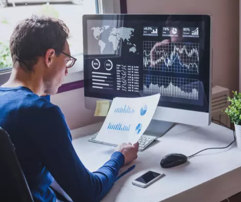 Entrepreneur analysant les performances de ses publications LinkedIn