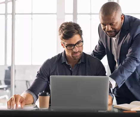 Professionnel travaillant sur sa stratégie LinkedIn pour attirer sa cible idéale