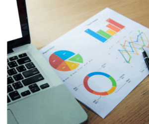 un bureau moderne avec un ordinateur affichant des statistiques