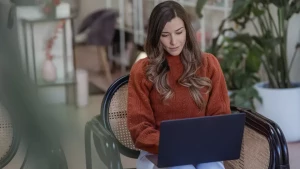 Entrepreneur analysant ses métriques hebdomadaires