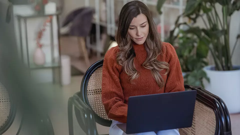 Entrepreneur analysant ses métriques hebdomadaires