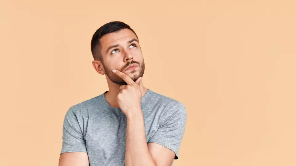 Entrepreneur pensif face à la solitude après le succès (2)