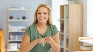 Coach professionnel expert aidant un client à atteindre ses objectifs